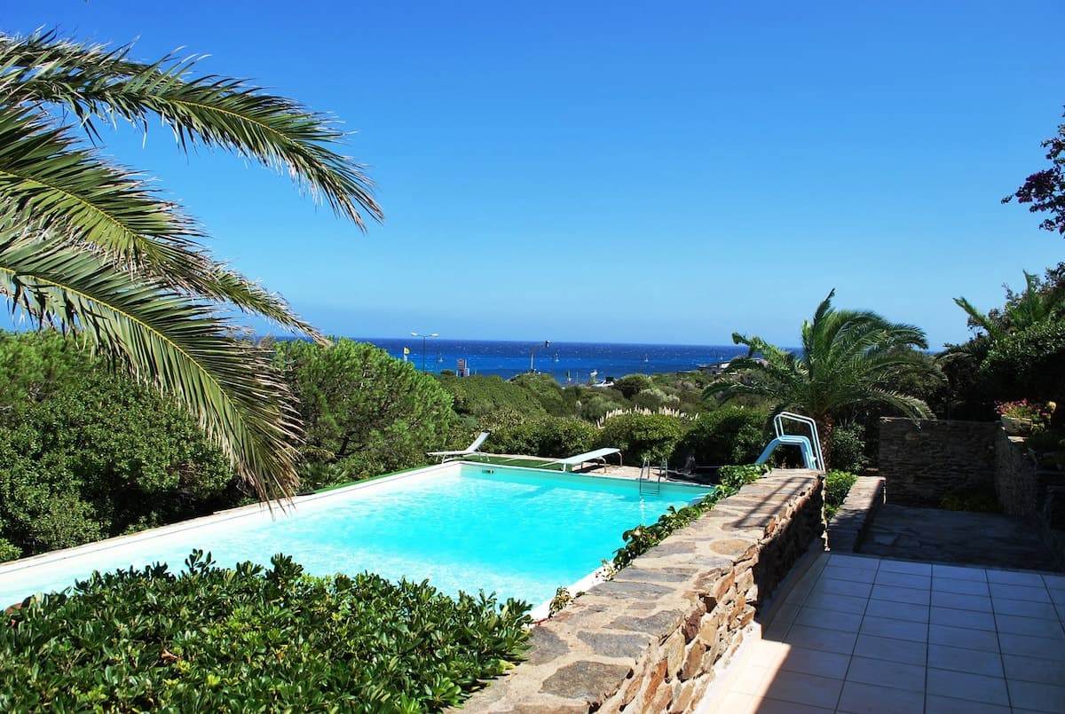Prestigiosa Villa con Piscina, Jacuzzi e Vista Mare