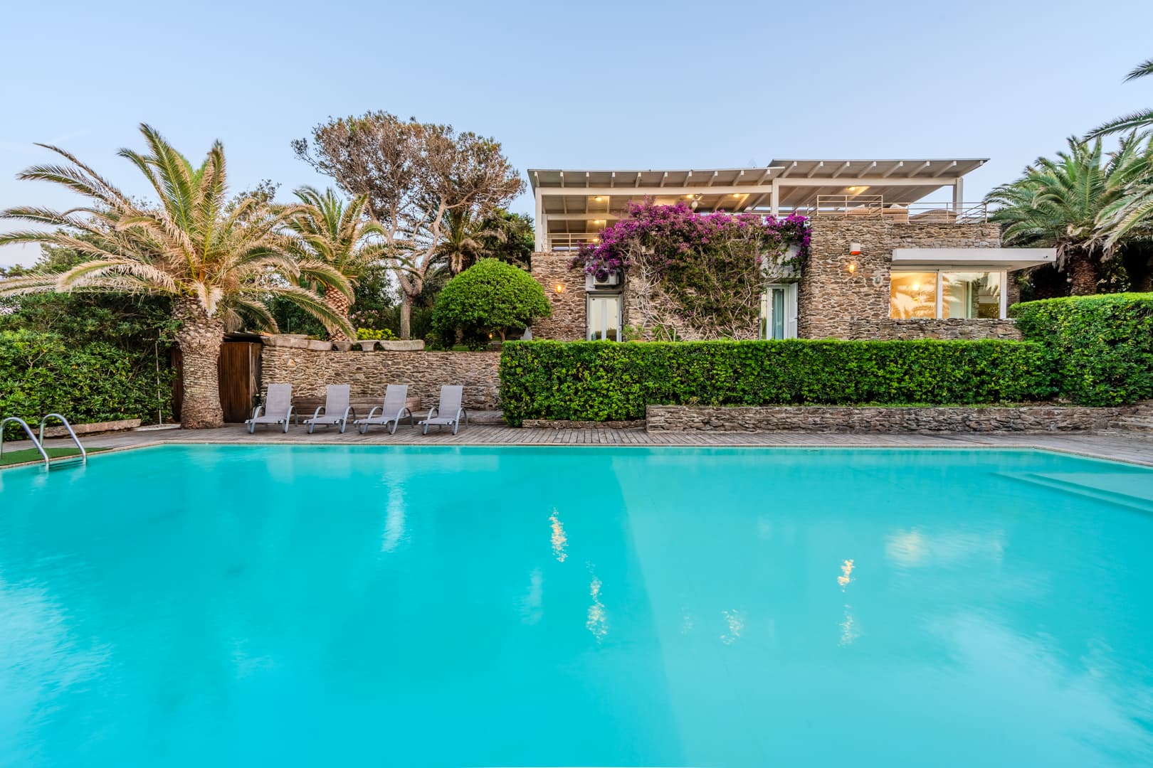 Prestigiosa Villa con Piscina, Jacuzzi e Vista Mare