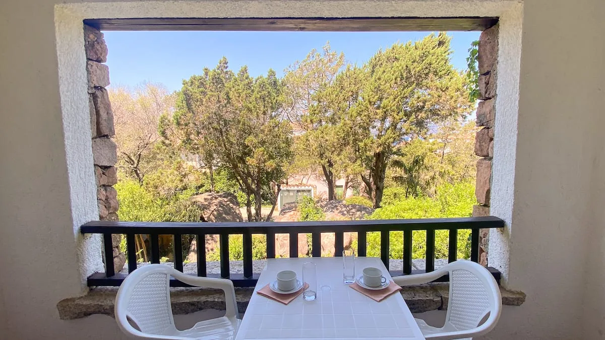 Appartamento con piscina e giardini lussureggianti foto 1