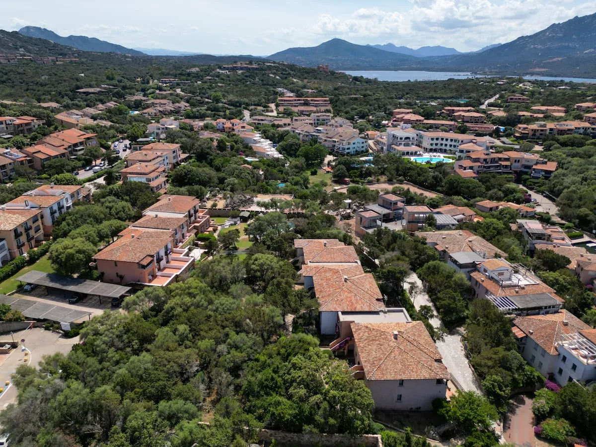 Appartamento con piscina e giardini lussureggianti foto 20