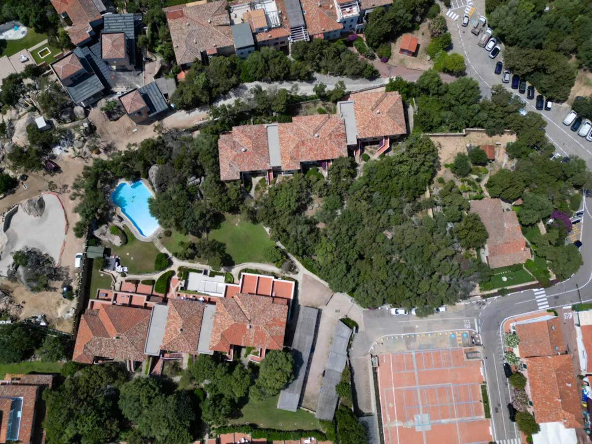 Appartamento con piscina e giardini lussureggianti foto 21