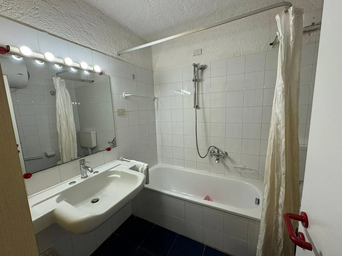 Appartamento con terrazza e piscina foto 15
